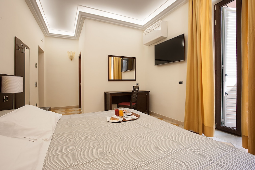ROOM, QUADRUPLE