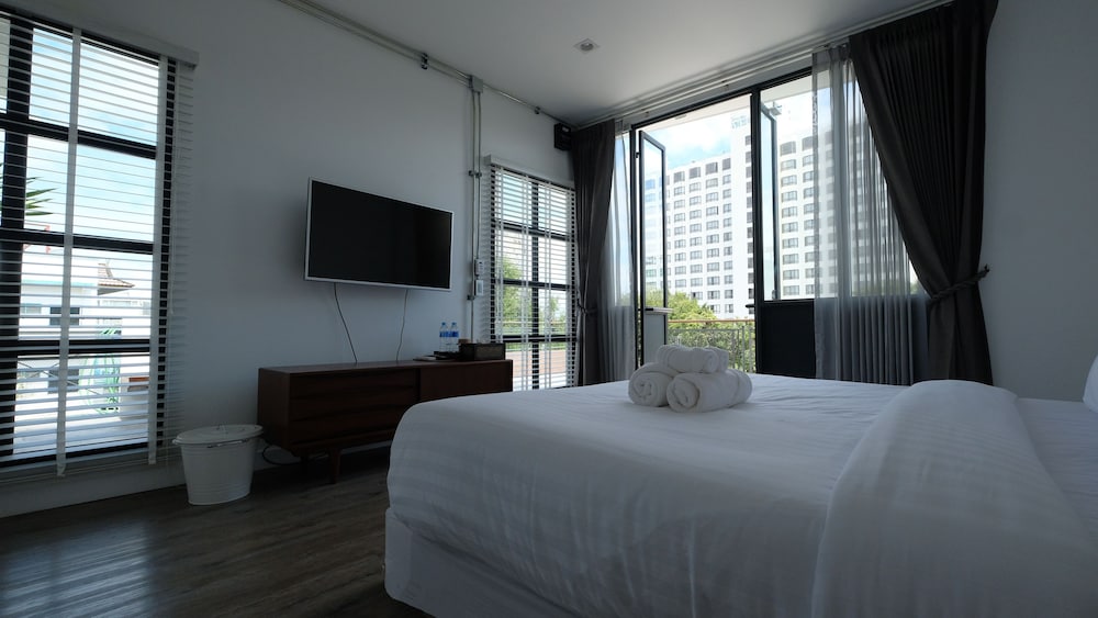 ROMANTIC, KING BED, CITY VIEW