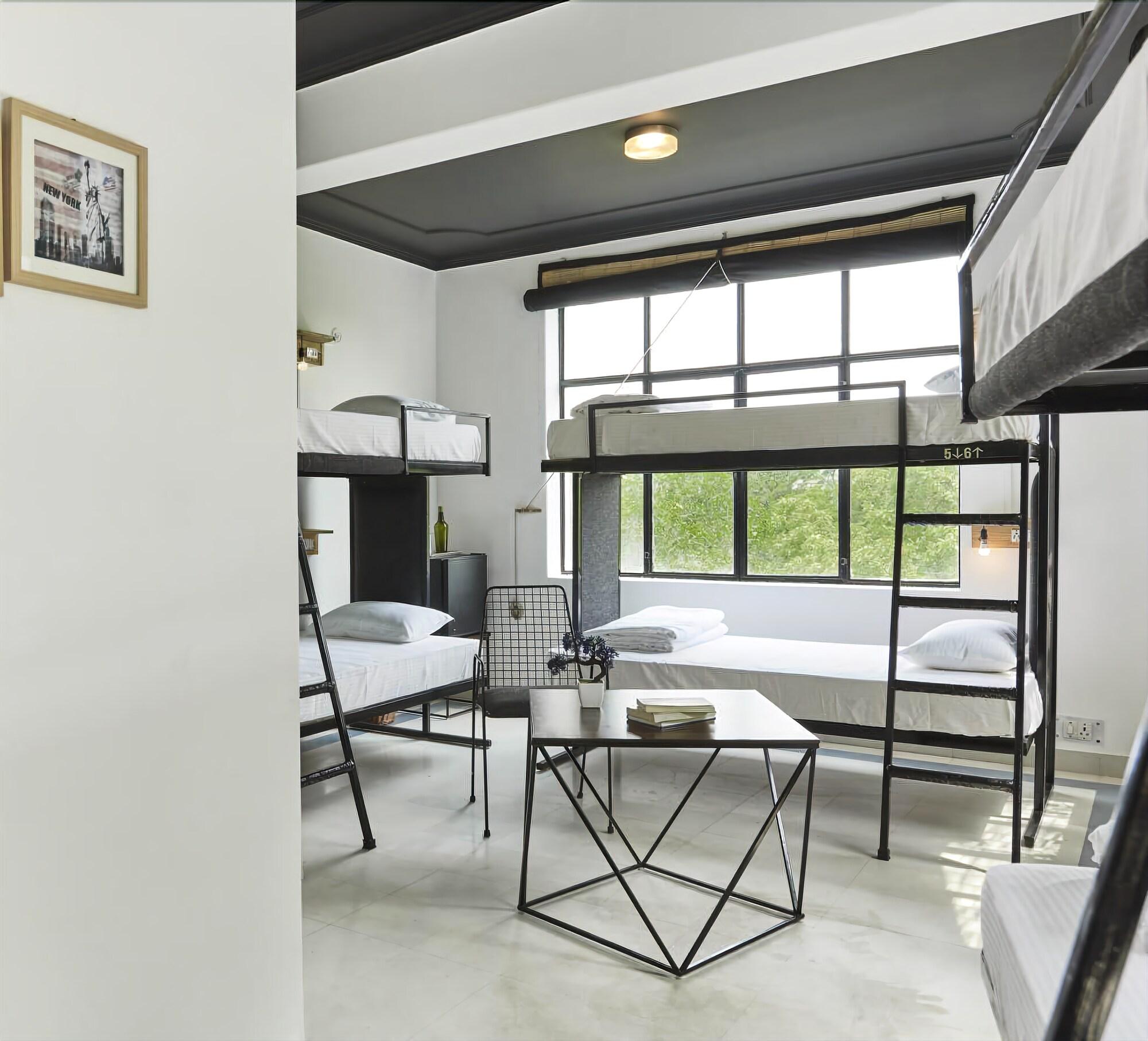 Letsbunk Poshtel 13/28