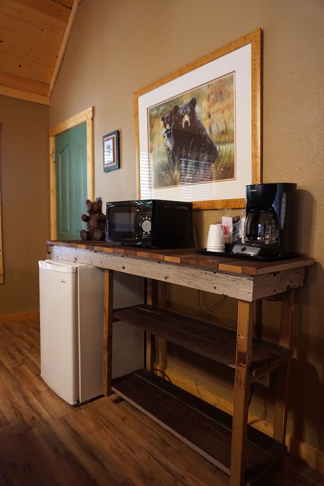 Shaver Lake Village Hotel 10/50