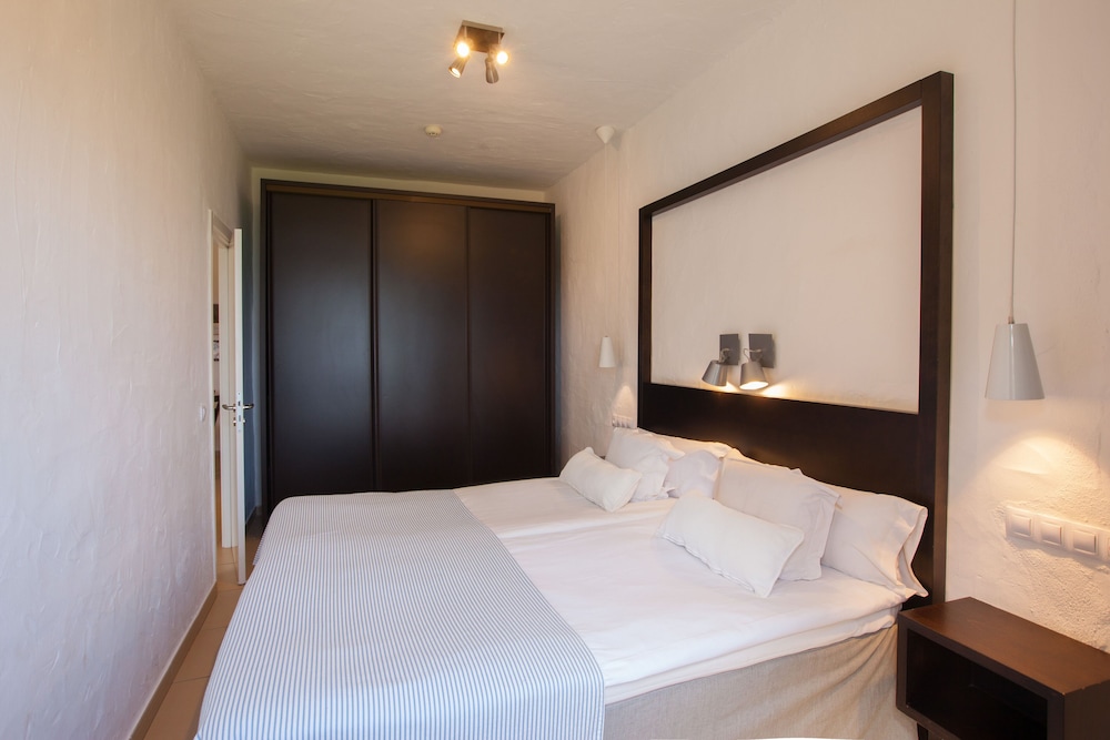 2 BEDROOMS, APARTMENT, PARTIAL SEA VIEW