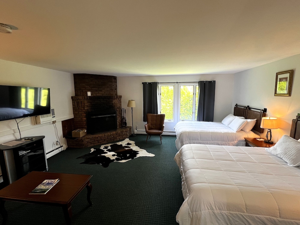 Efficiency, Deluxe, 2 Queen Beds