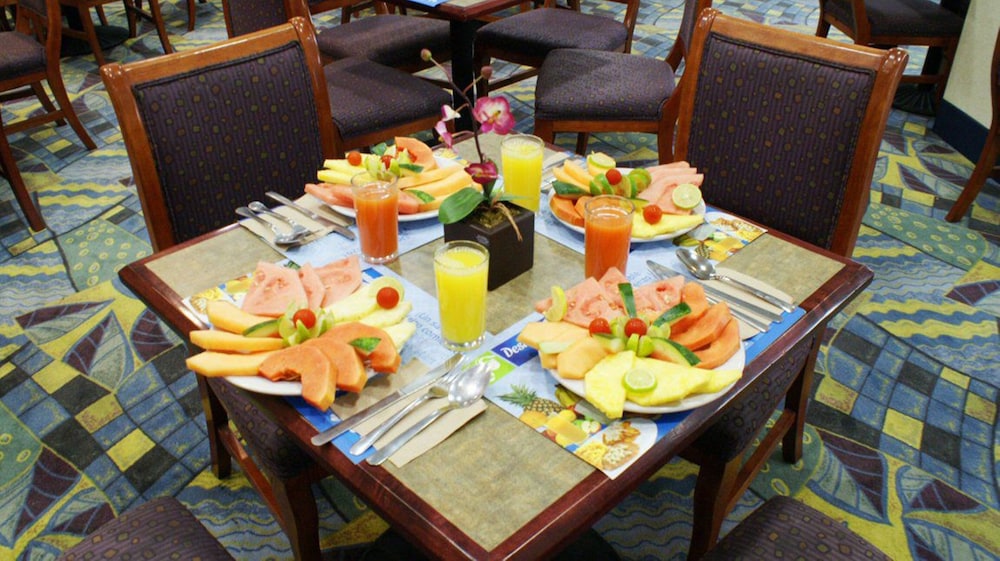 Holiday Inn Express Hotel and Suites Toluca Zona Aeropuerto 54/72