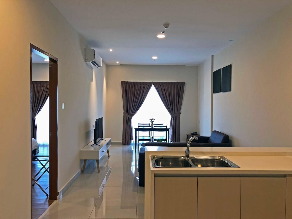 Aman Hills Hotel 33/40