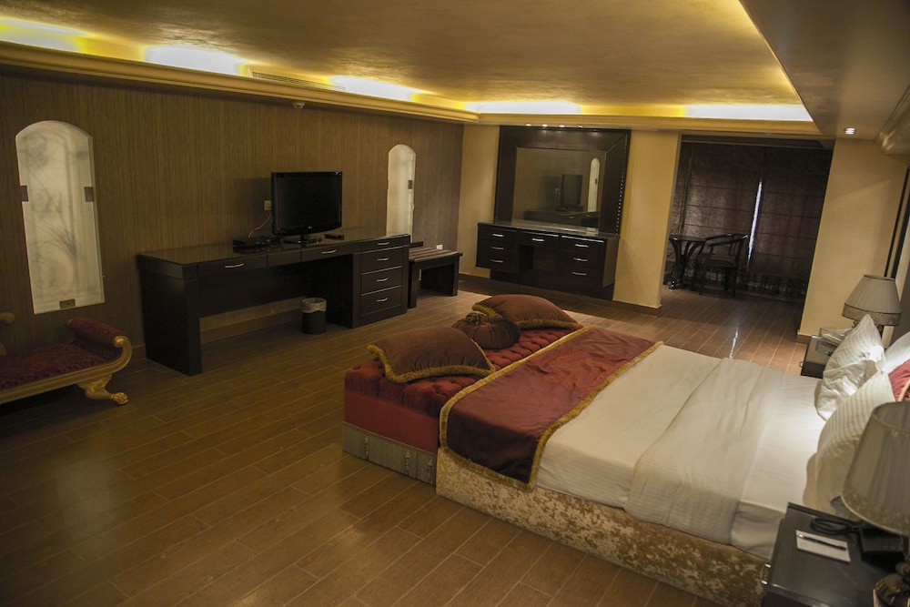 QUEENS SUITE HOTEL 42/61