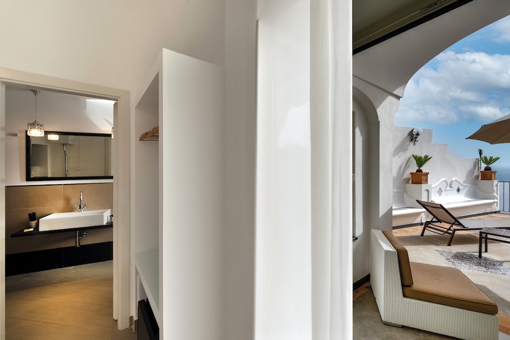 غرفة سوبيريور بسرير مزدوج بإطلالة على البحر بشرفة، Boutique Hotel Villa Gianlica 5/5