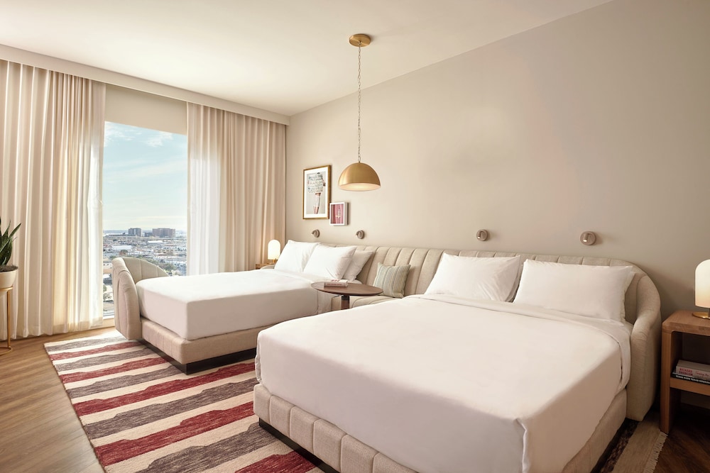 GRAND, 2 QUEEN BEDS