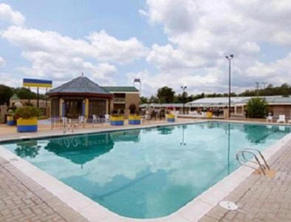 Travelodge by Wyndham Petersburg 2/14
