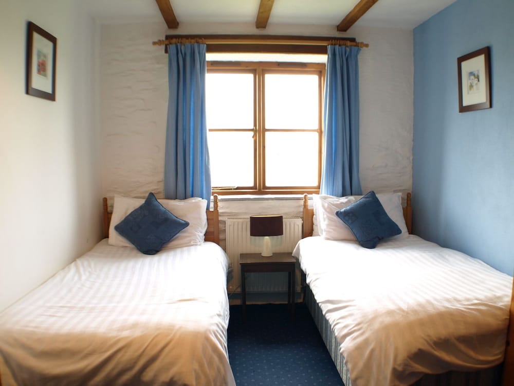Polean Farm Cottages 8/50