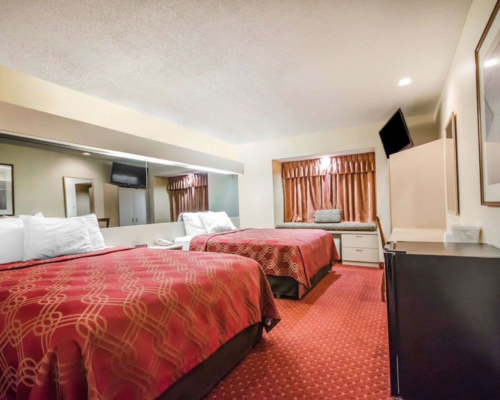 Econo Lodge Inn & Suites Evansville East 12/40