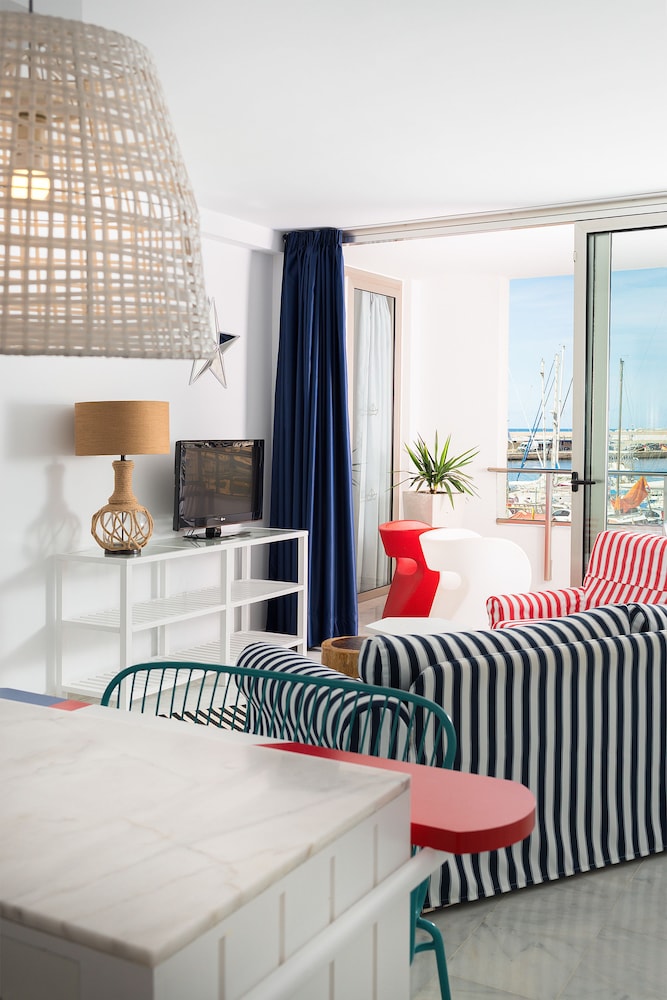 Marina Suites Hotel 25/68
