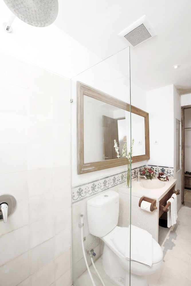 Adhisthana Hotel 34/69