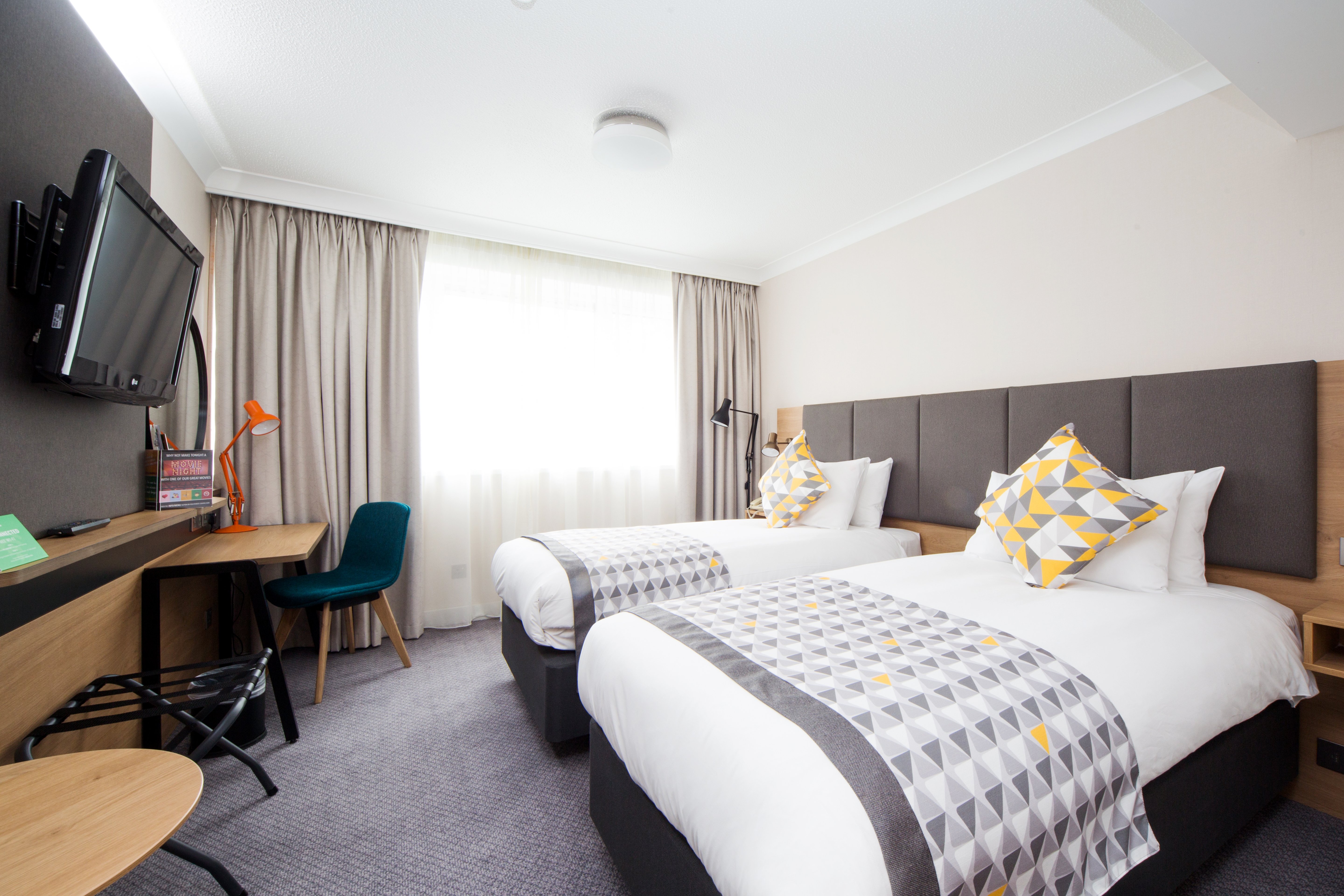 Holiday Inn Gatwick Airport 28/75