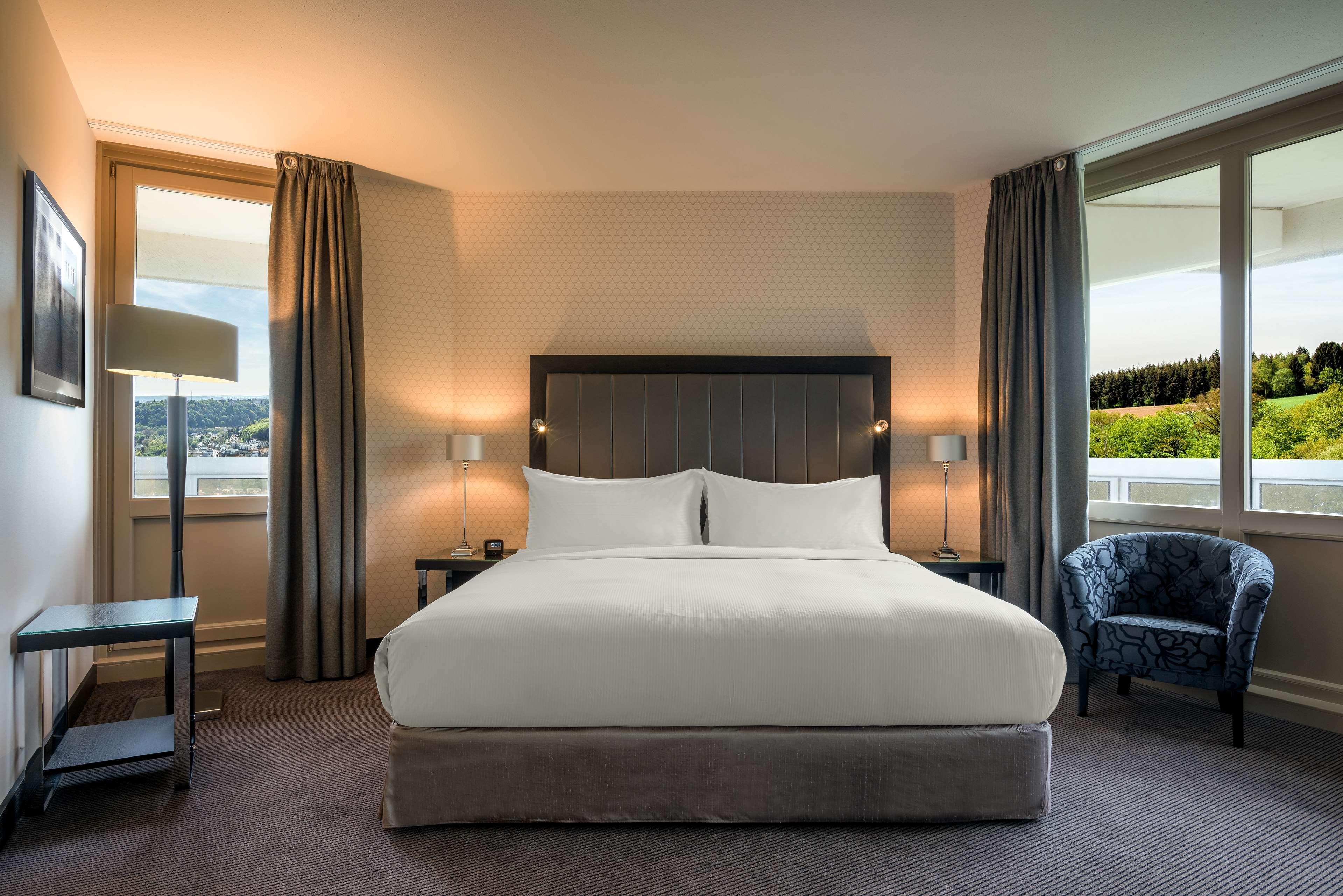 SUITE, KING BED, KITCHEN