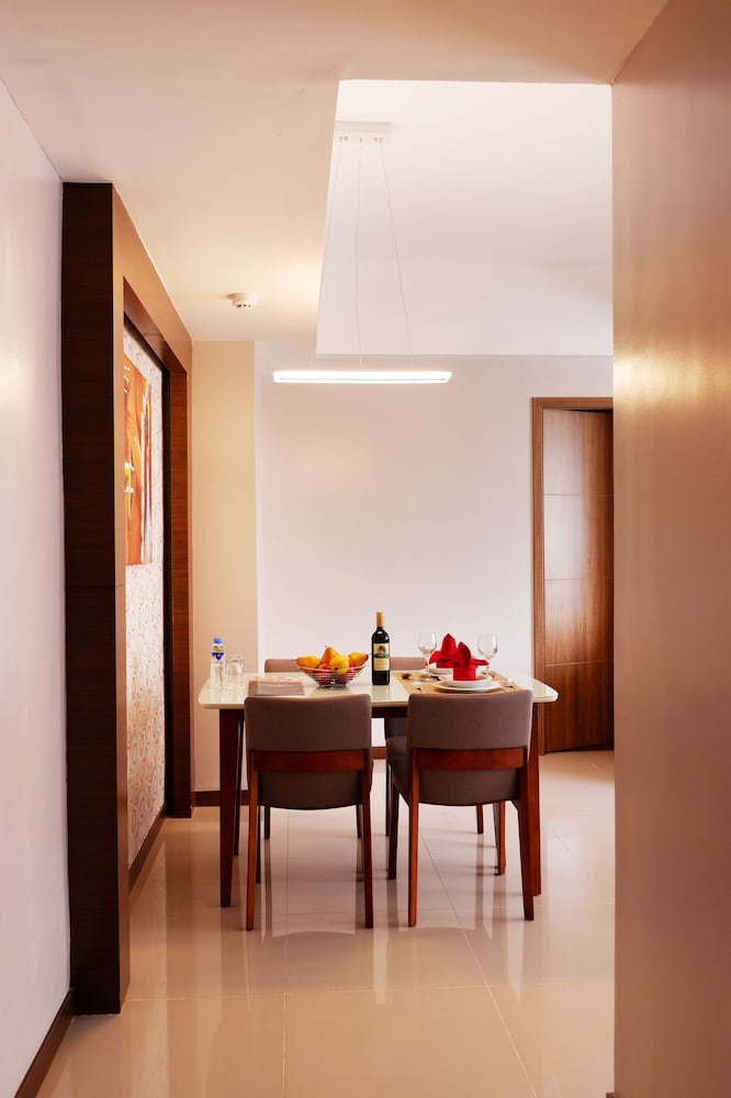 Valero Grand Suite By Swiss-Belhotel Makati 34/36