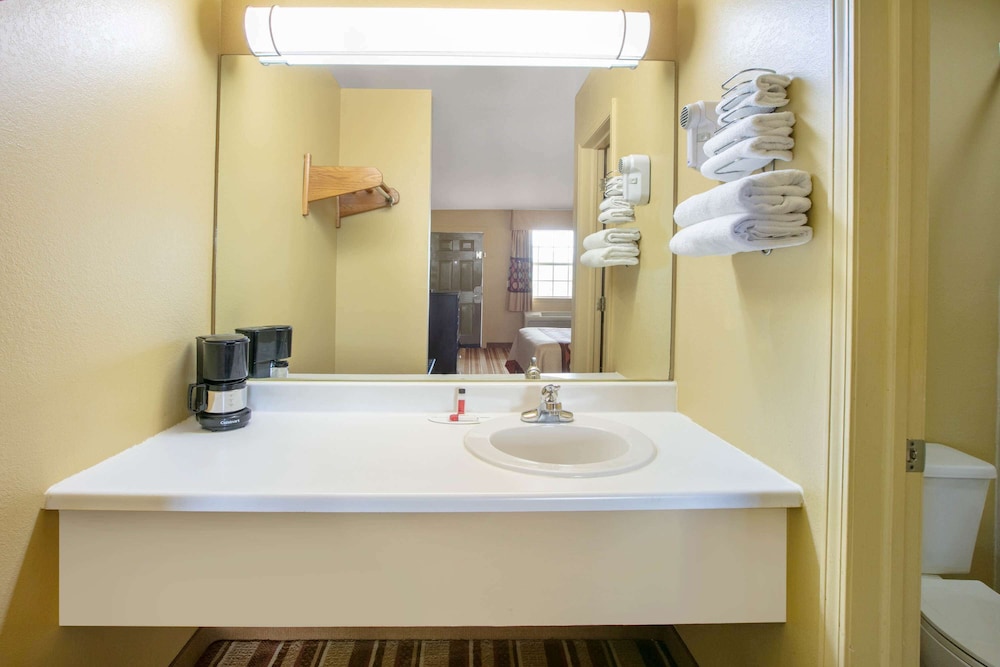 Super 8 by Wyndham Big Cabin/Vinita Area 35/39