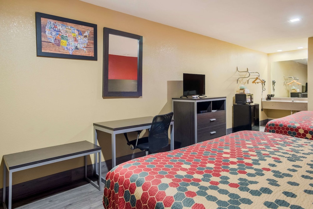 Econo Lodge Lake Charles University Area 25/48