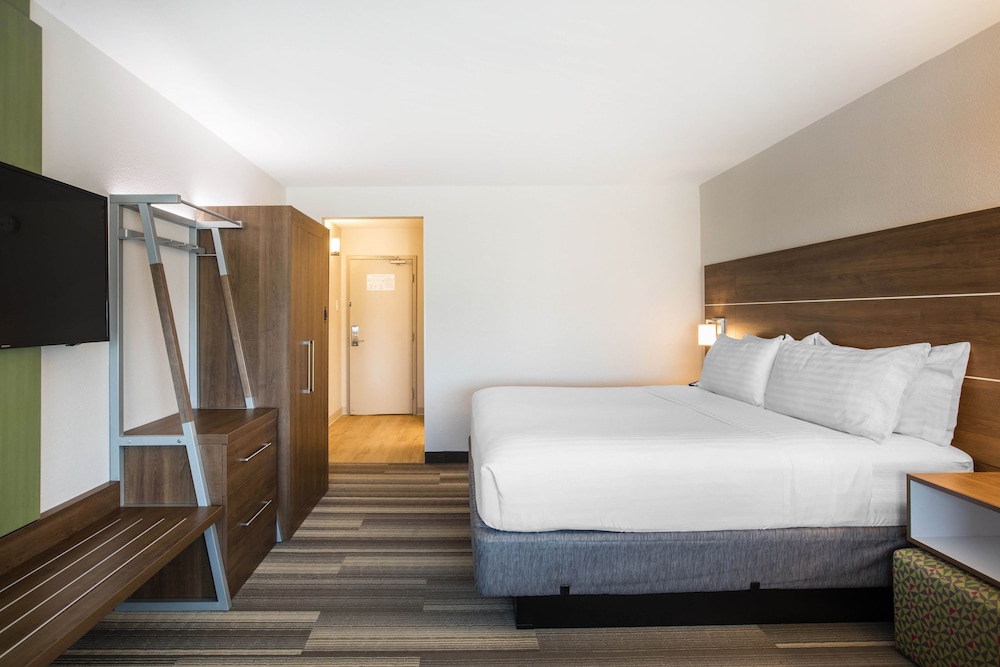 Holiday Inn Express & Suites Ludington 16/46