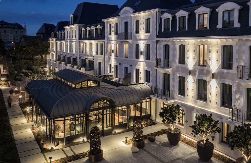 Grand Hotel de Courtoisville 7/73