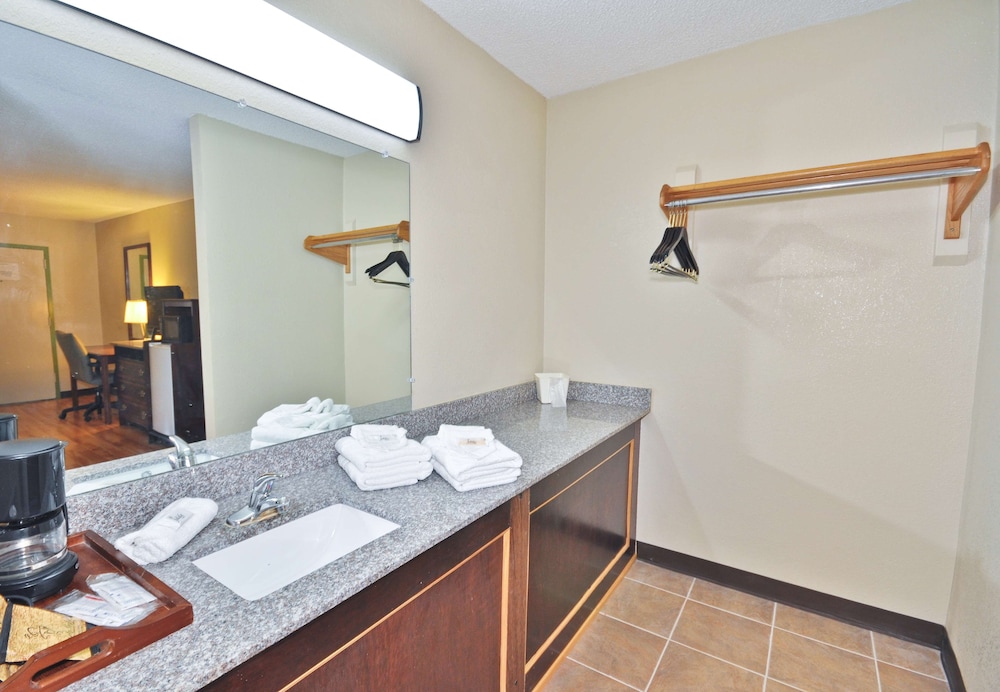 Country Hearth Inn & Suites Marietta 20/43