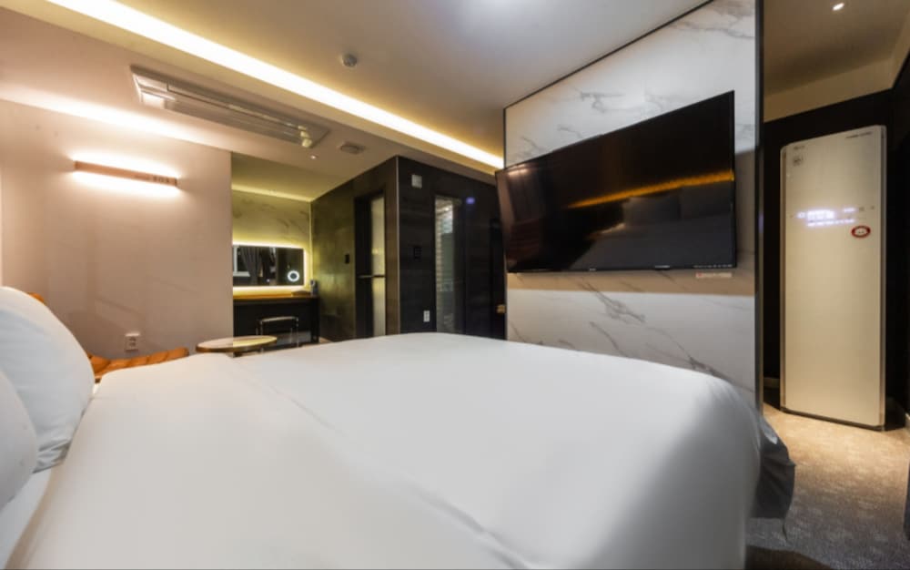 West In Hotel 15/50