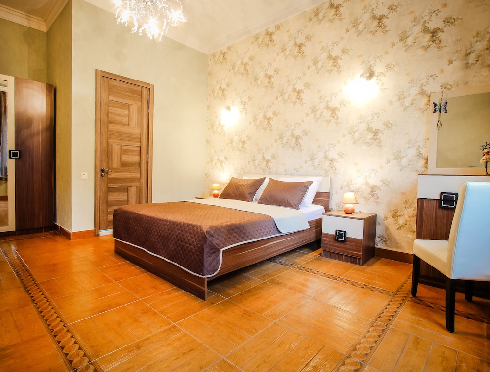 DELUXE, KING BED
