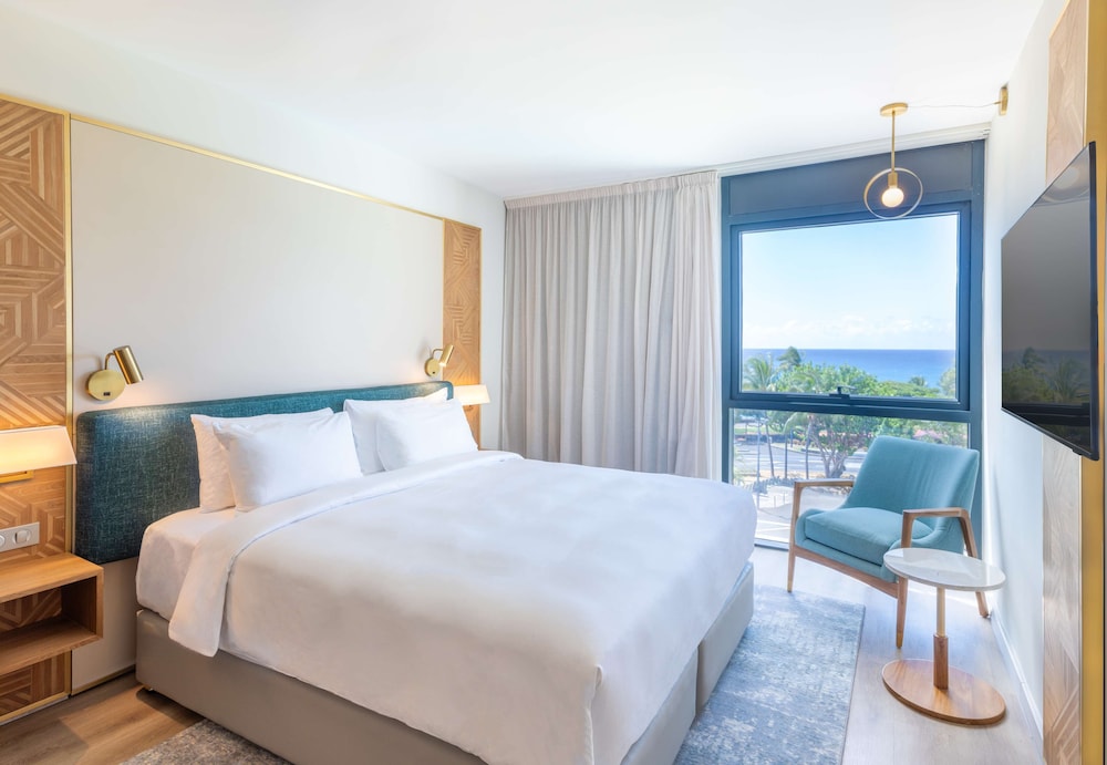 غرفة بريميوم بسرير كينج بإطلالة على البحر في طابق مرتفع، Radisson Hotel Saint-Denis, La Reunion 10/10