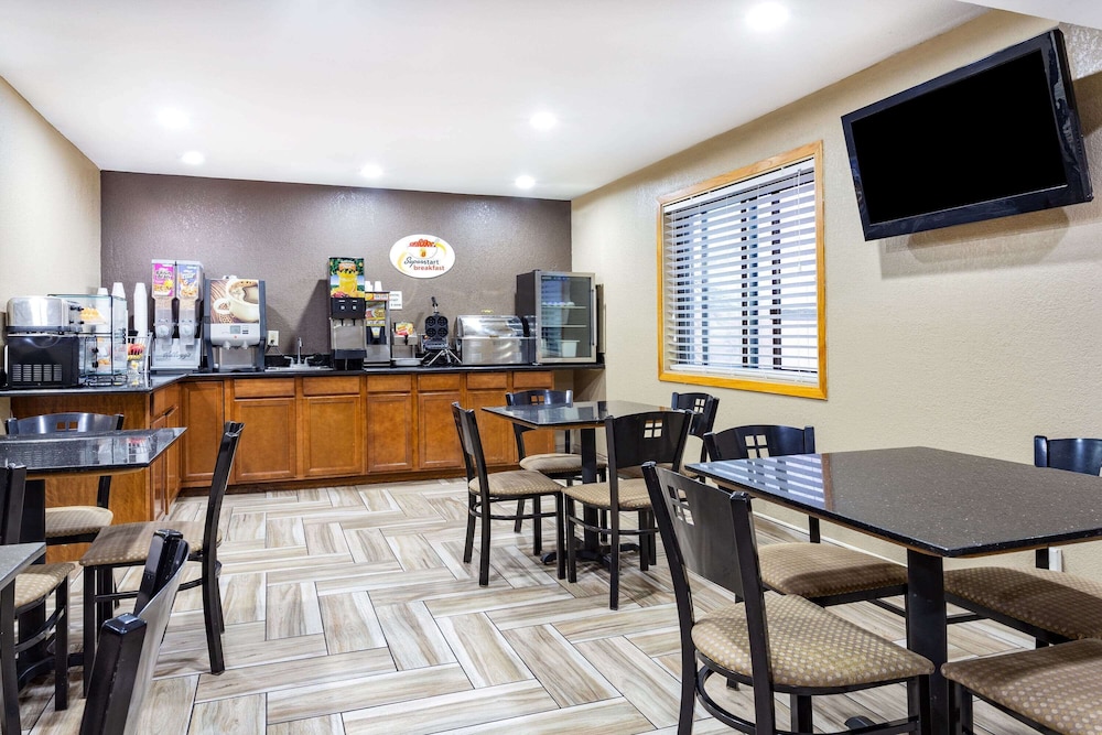Super 8 by Wyndham Decorah 19/28