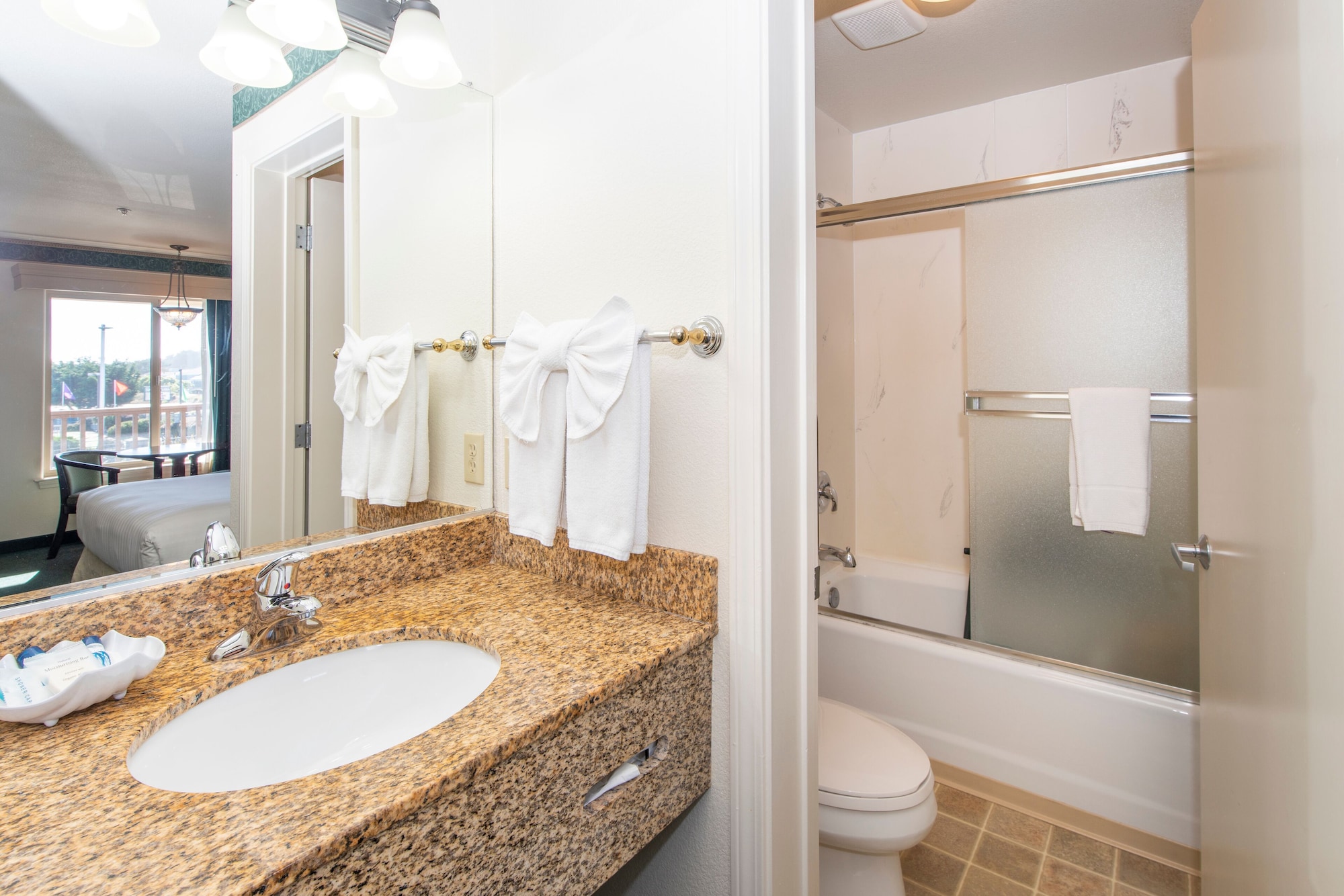 Comfort, Suite, King Bed, Emerald Dolphin Inn 4/5