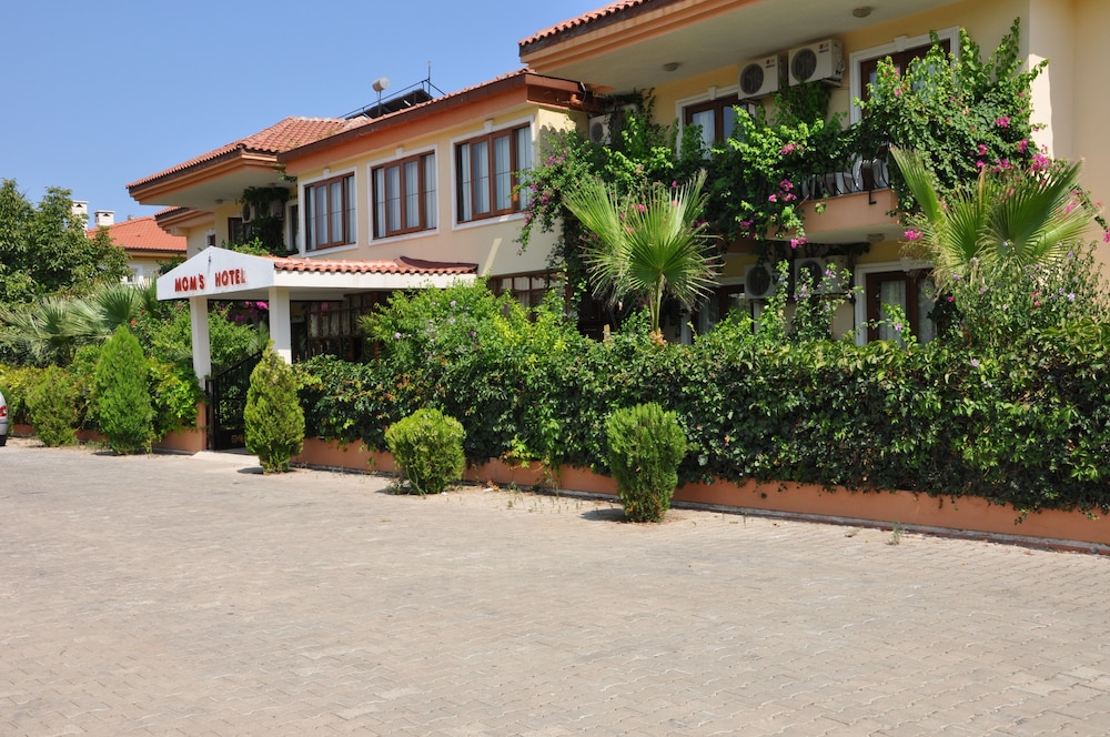 MOMS HOTEL 36/44