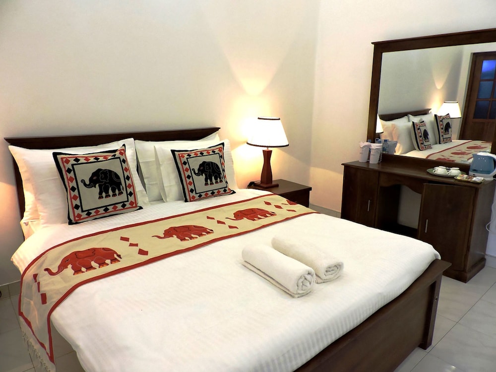 DELUXE, QUEEN BED, GARDEN VIEW, PRIVATE BATHROOM