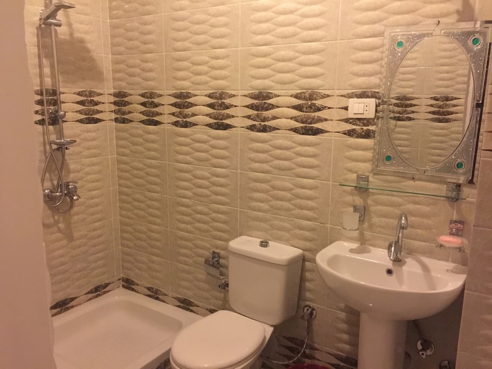Gold Ibis Hotel 49/50