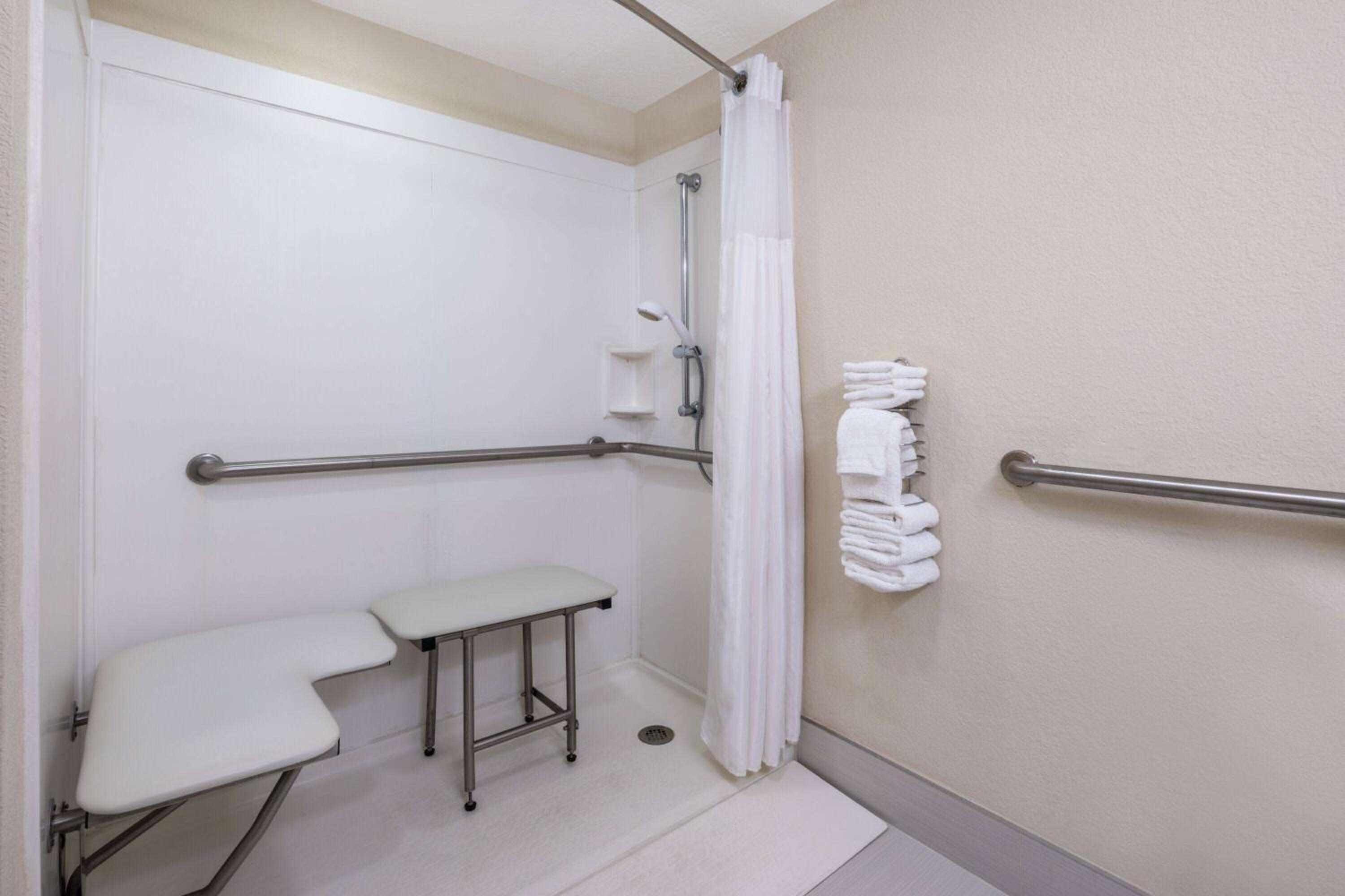 Room, 2 Double Beds, Bathtub, Accessible 3/3