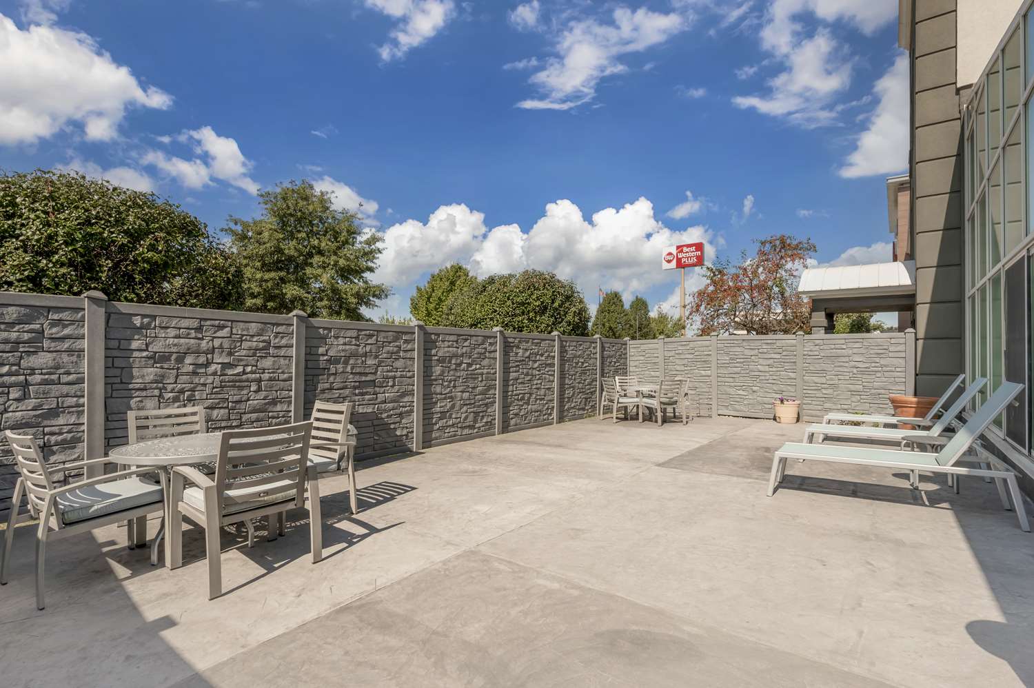 Best Western Plus Lafayette Hotel University Area 21/24