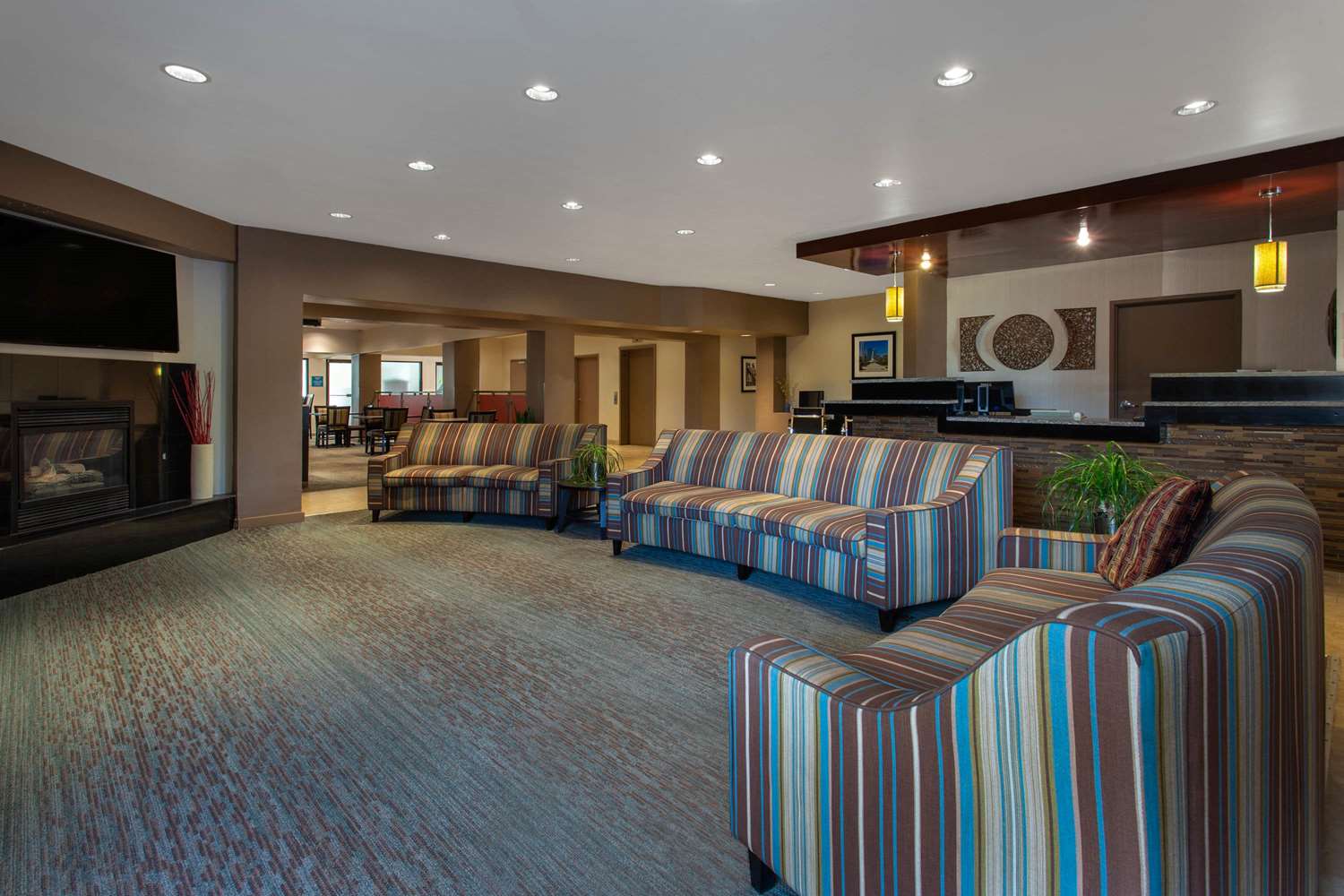 Ramada by Wyndham Glendale Heights/Lombard 16/18