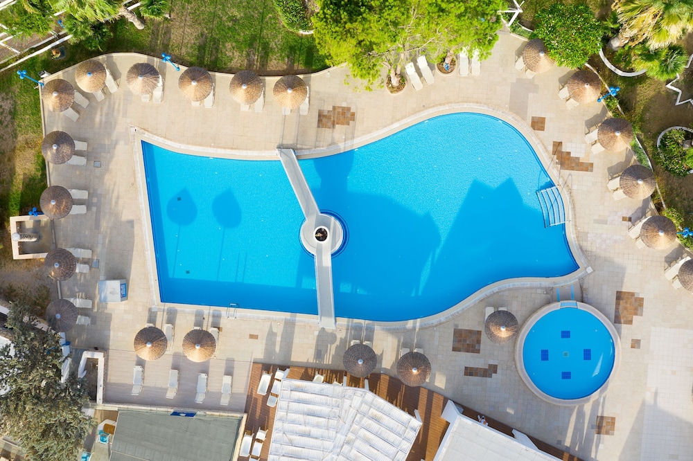 Sunrise Beach Resort 18/36