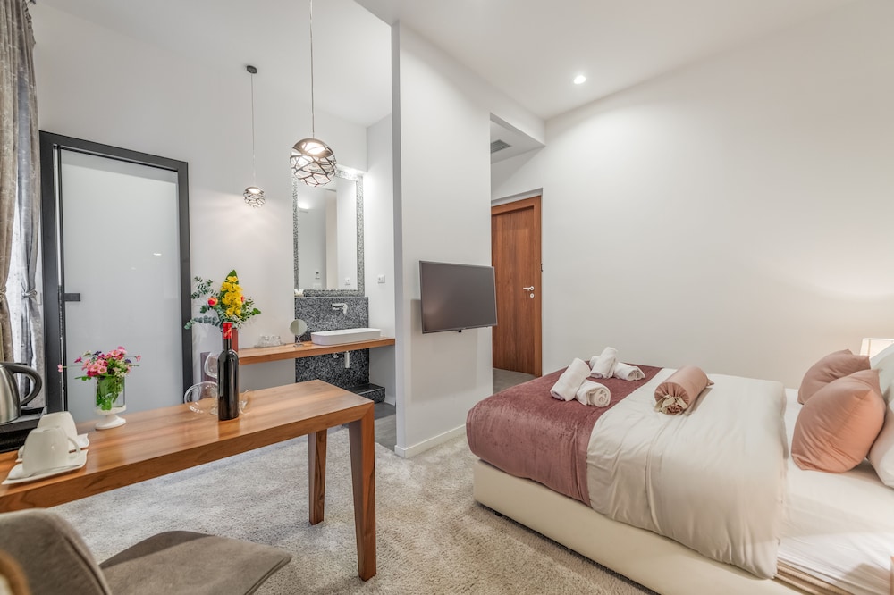 Starlight Luxury Suites 15/40