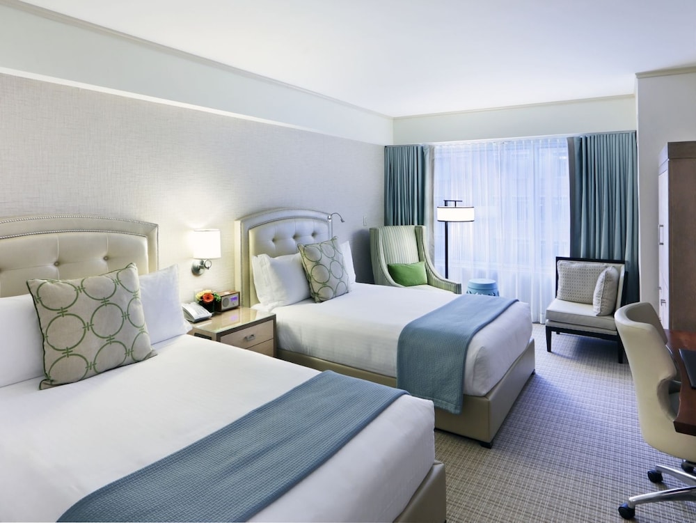 DELUXE, 2 DOUBLE BEDS