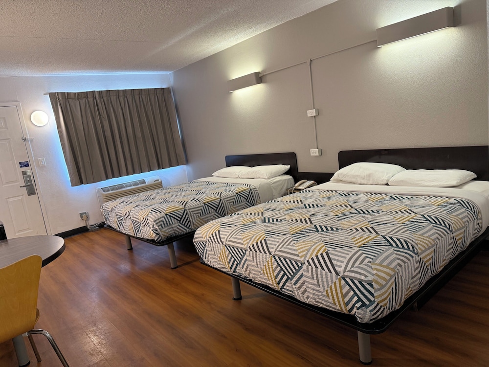 غرفة قياسية بسريرين كوين، Motel6 Joliet, IL - I-80 6/10