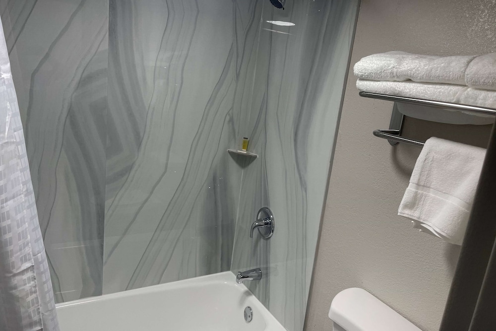 Days Inn by Wyndham Montgomery I-85 16/16