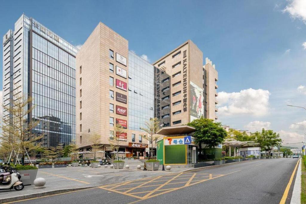 Vienna Hotel (Shenzhen Longhua Dalang Clothing Base) 53/54