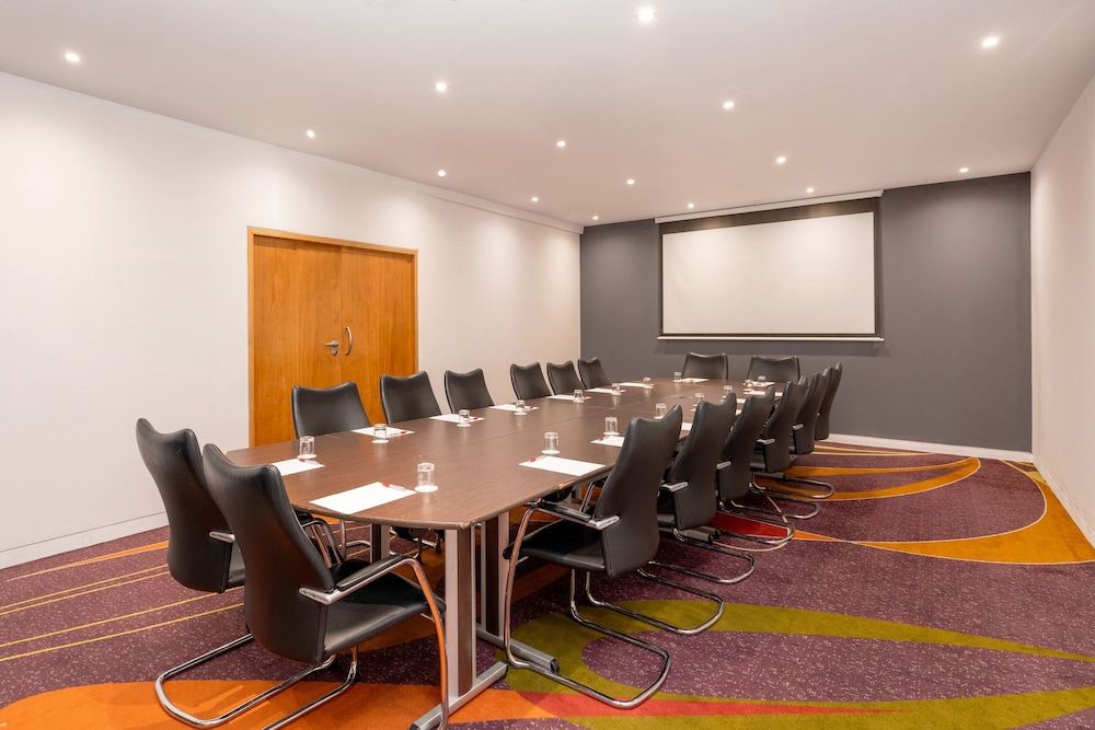 Radisson RED London Twickenham 55/62