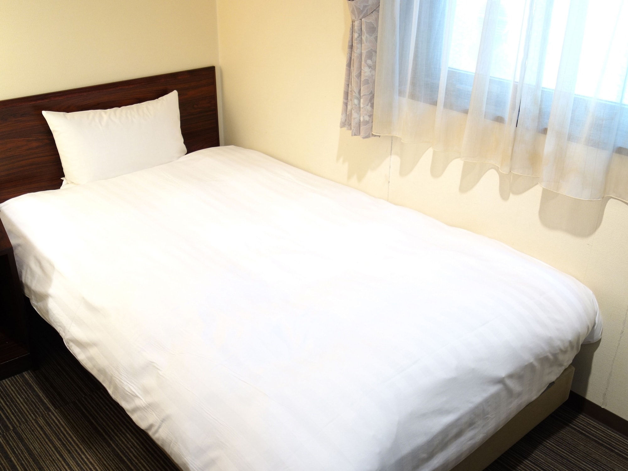 ROOM, SINGLE