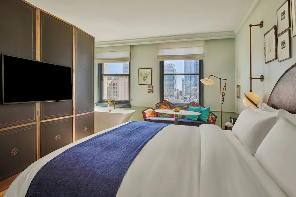 ROOM, KING BED, CITY VIEW