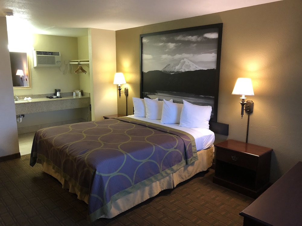 Super 8 by Wyndham Corning 19/25
