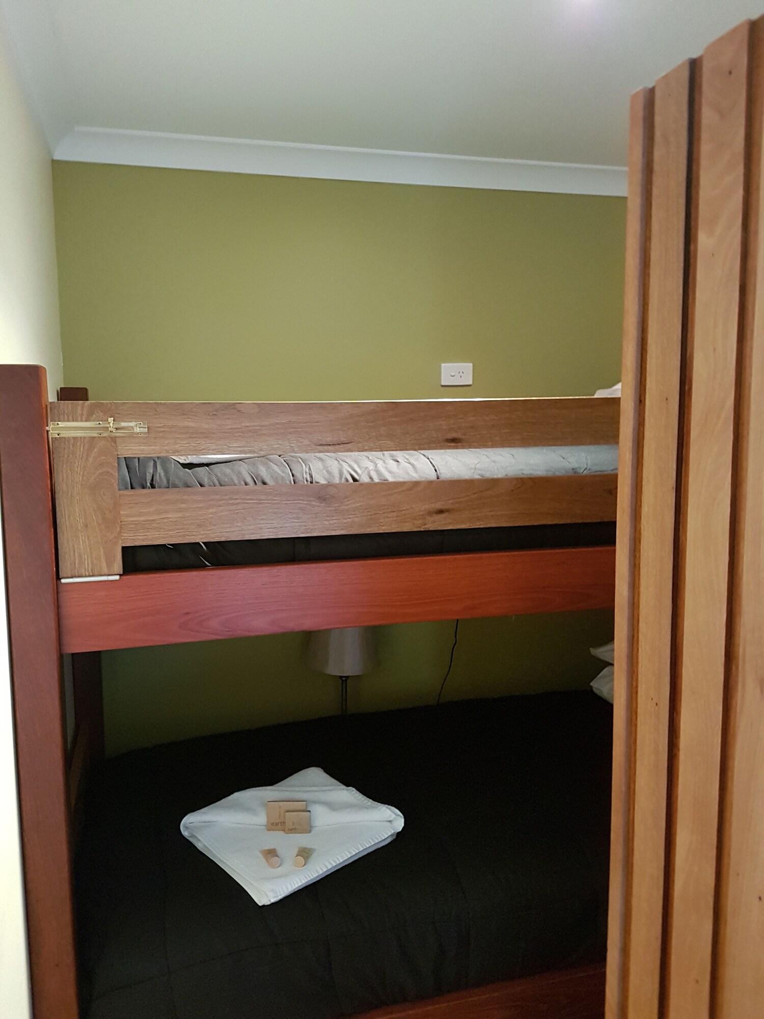 ADAMSONS RIVERSIDE ACCOMMODATION 79/100