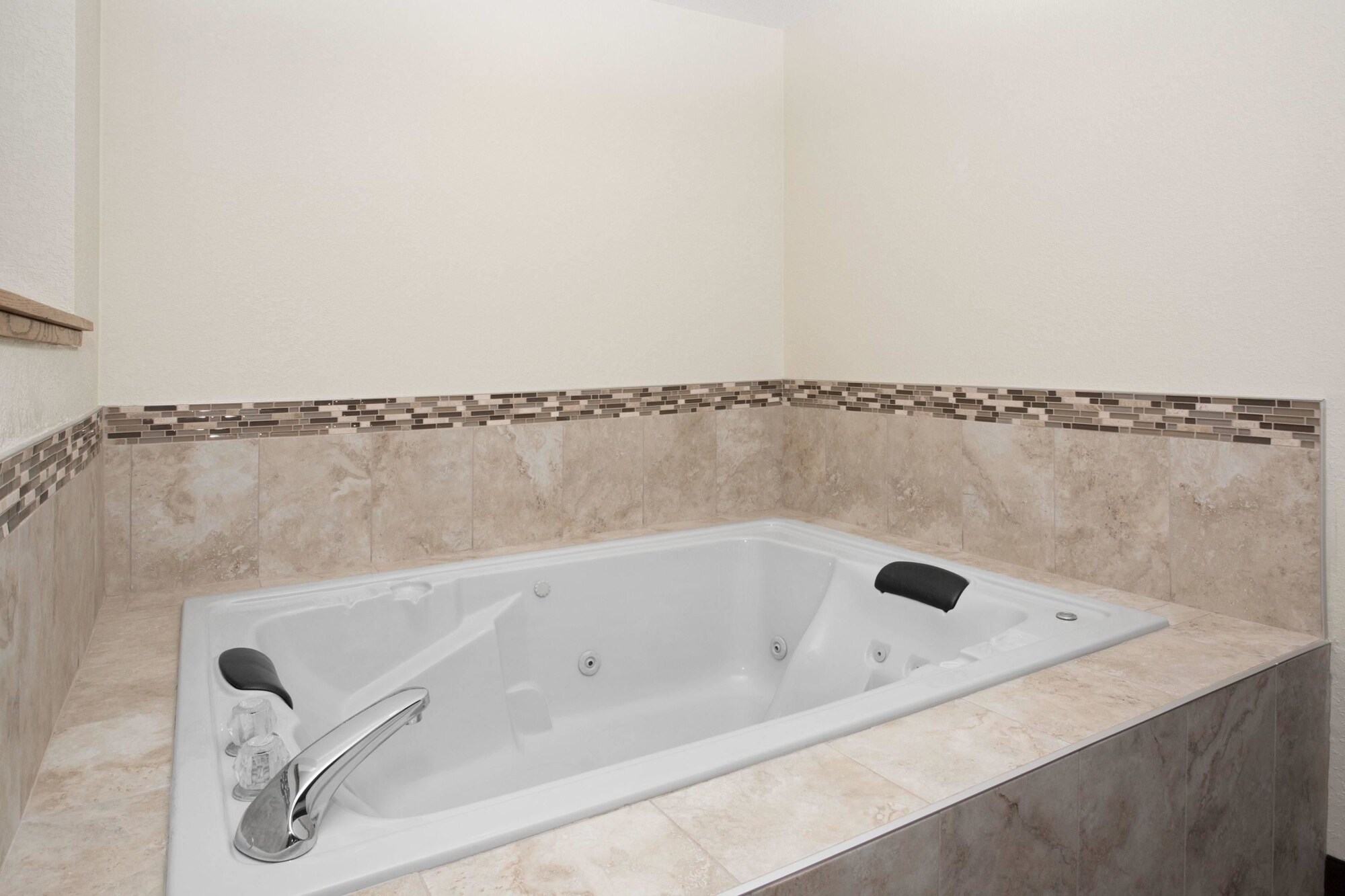 جناح استوديو سوبيريور بسرير كينج بإطلالة على المسبح، AmericInn by Wyndham Mount Pleasant 6/6