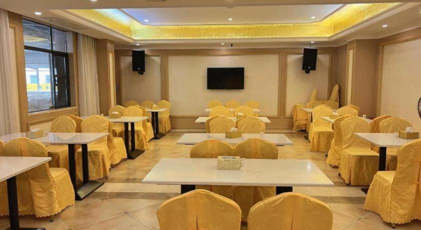 Vienna hotel (Huidong and run pedestrian street) 50/55