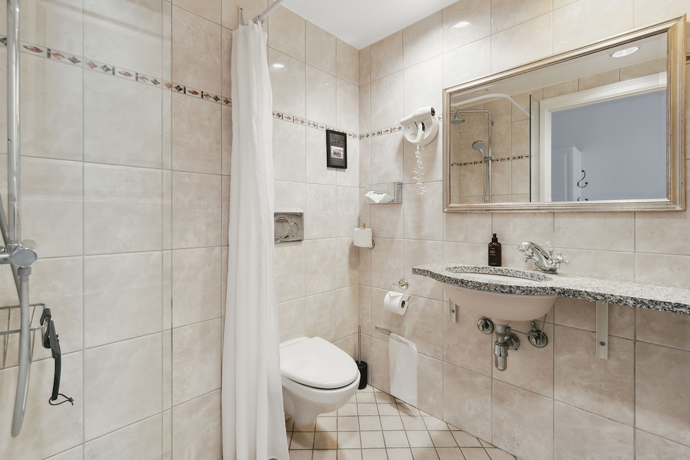 جناح جونيور بسرير كينج، Hotel Kong Arthur 9/10