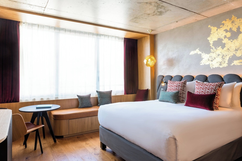 La Muse, Queen Bed, City View